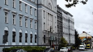 Tarnów: Zabytkowy gmach sądu okręgowego przy ul. Dąbrowskiego z odświeżoną elewacją