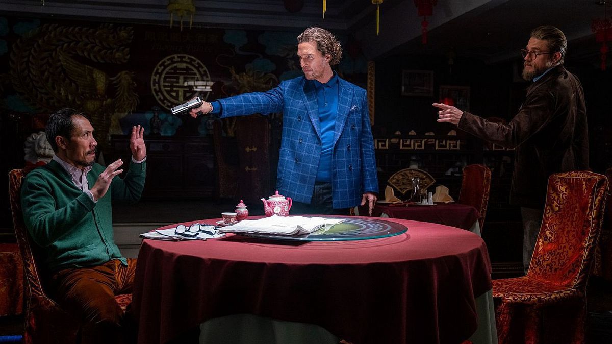 Matthew McConaughey (Ś) i Charlie Hunnam (P) w filmie "Dżentelmeni"