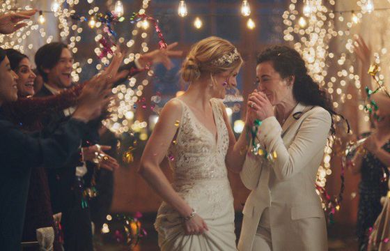 Hallmark Channel przeprasza za usunięcie reklam z parą całujących się lesbijek (wideo)