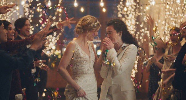 Hallmark Channel przeprasza za usunięcie reklam z parą całujących się lesbijek (wideo)