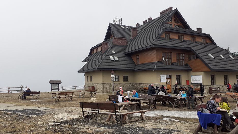 Beskidy. Mimo złych warunków Hala Miziowa chętnie odwiedzana jest przez turystów.