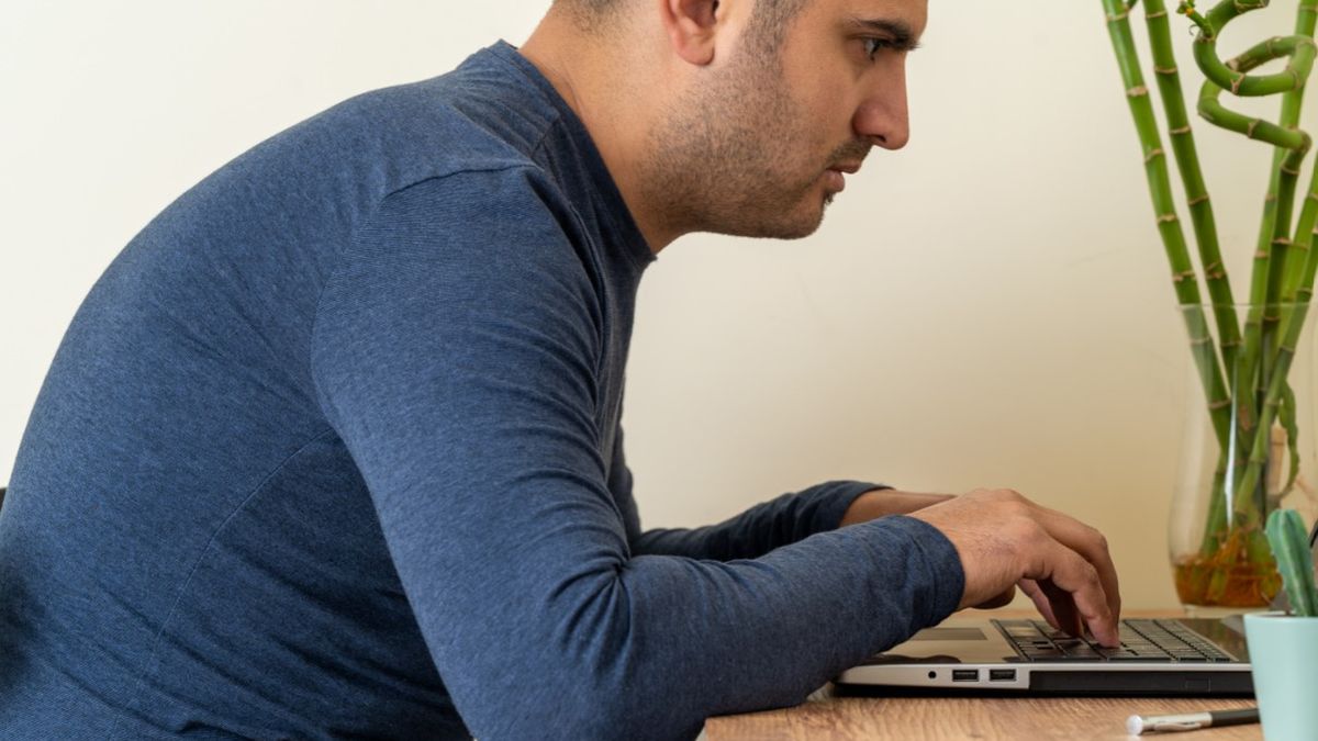 Protrakcja barków to wysunięcie ich do przodu.