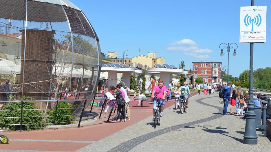 Woliera z ptakami na bulwarze od strony byłej willi LOK-u stanęła w 2011. W przyszłym roku prawdopodobnie zostanie zdemontowana.