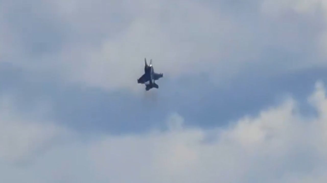 Dwa myśliwce zderzyły się podczas airshow. Piloci się katapultowali