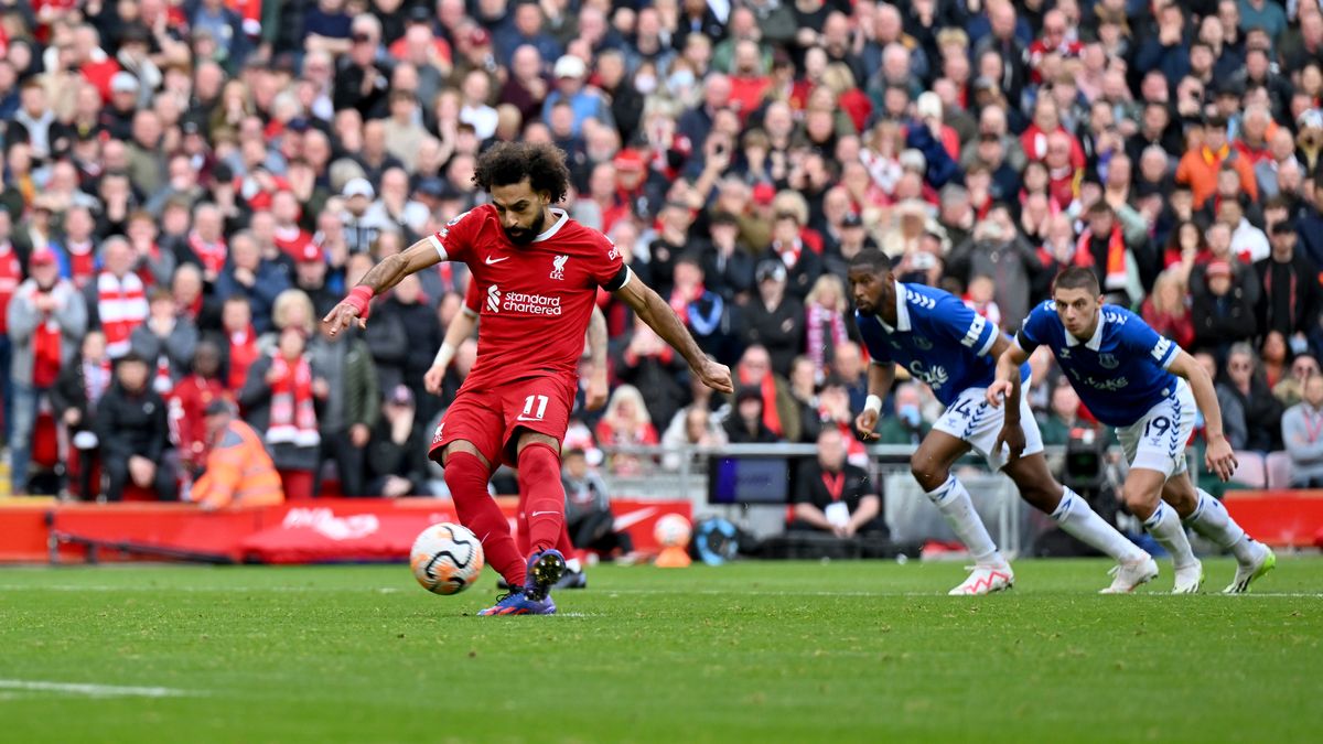 Mohamed Salah wykorzystuje rzut karny w meczu Liverpool - Everton