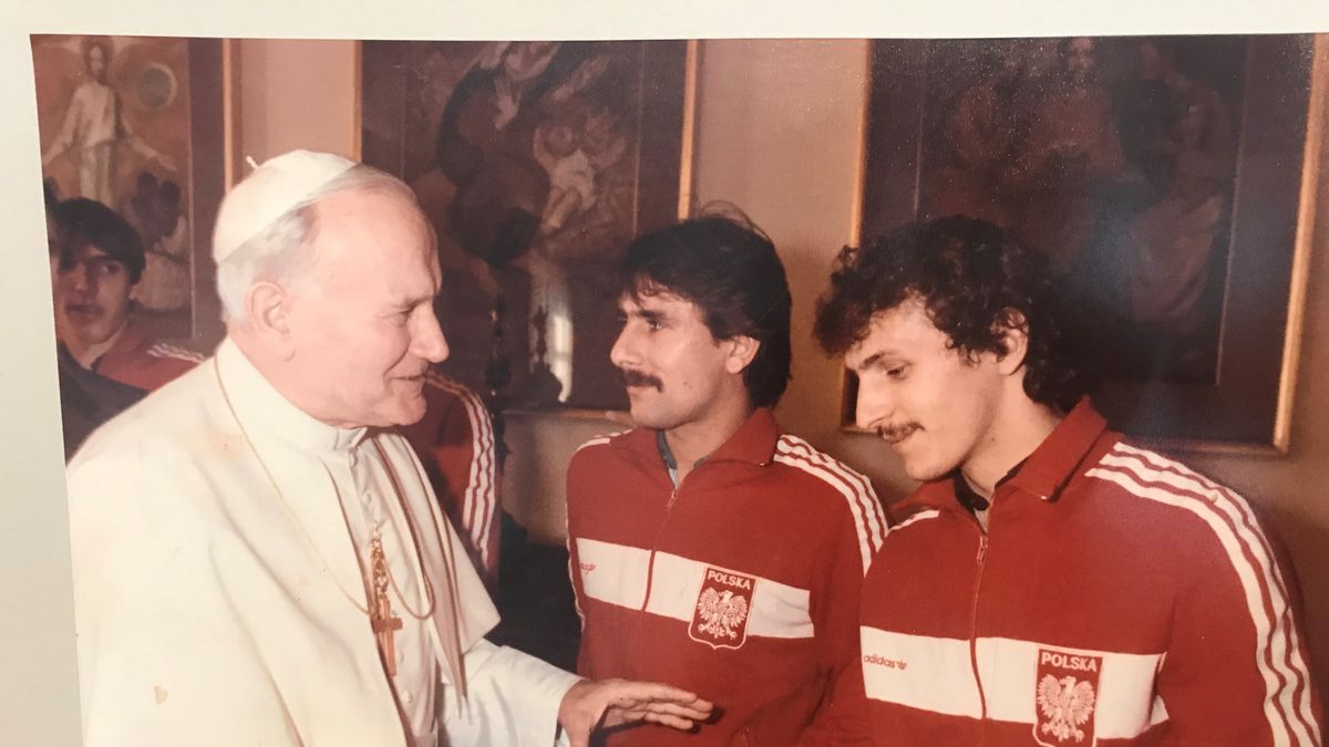 Zdjęcie okładkowe artykułu: WP SportoweFakty / Jan Furtok (z prawej) na spotkaniu z Janem Pawłem II. Zdjęcie: archiwum prywatne. 