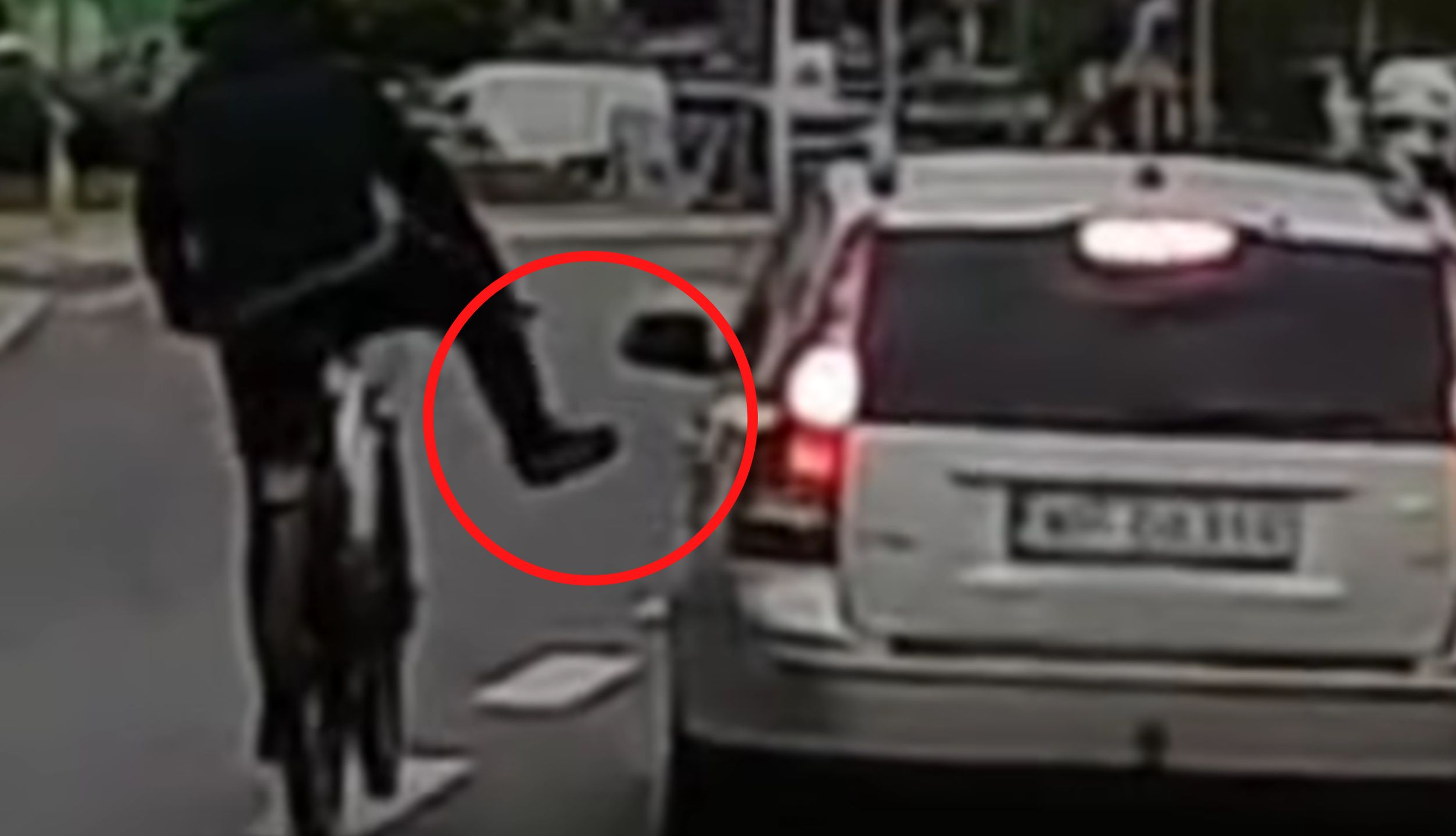 Rowerzysta uszkodził auto.