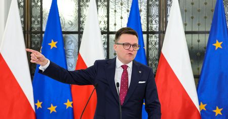 Kamiński i Wąsik próbują siłą wejść do Sejmu. Hołownia zabrał głos