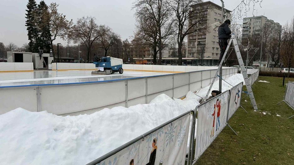 Mobilne lodowisko o powierzchni 800 m2 jest zlokalizowane jest na skwerze przed budynkiem NCK, tuż obok placu Centralnego