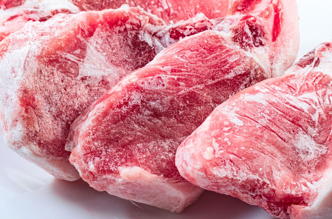 Sposób na szybkie rozmrażanie mięsa. Ale stosuj go tylko w awaryjnych sytuacjach