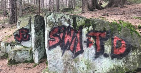 Wandale w Górach Stołowych. Skały pomazane sprayami