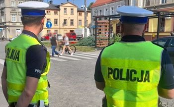 Konin: Kamera w mieszkaniu starszej kobiety nagrała oszusta. Policja z Konina pokazała wideo. Wszystko na żywo oglądała rodzina seniorki