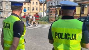 Konin: Kamera w mieszkaniu starszej kobiety nagrała oszusta. Policja z Konina pokazała wideo. Wszystko na żywo oglądała rodzina seniorki