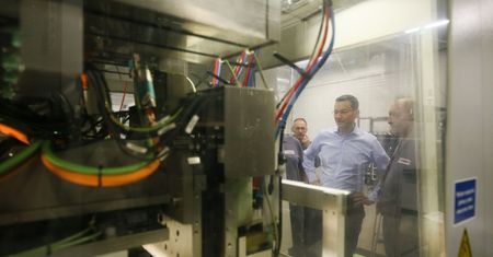 Czym musi zajmować się Morawiecki? Spółki Skarbu Państwa produkują szambiarki, systemy do obornika oraz buty dla dzieci