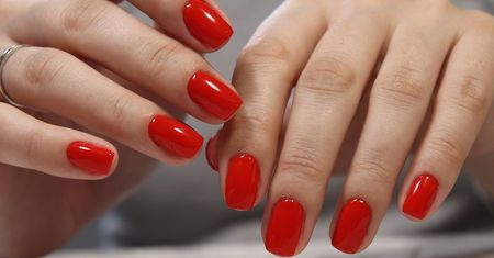Czerwień idzie w odstawkę. Nowy manicure na jesień już jest hitem