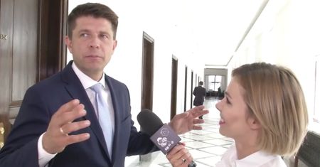 Petru: "Wielokrotnie nakładano mi puder na twarz. Nie pożyczam od żony"