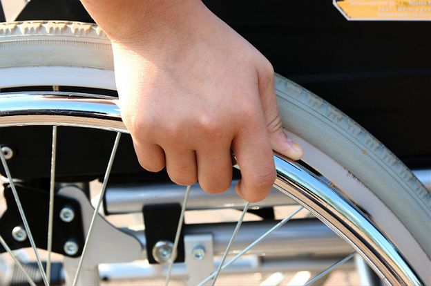 Niepełnosprawni wciąż napotykają bariery w podróżowaniu po Polsce