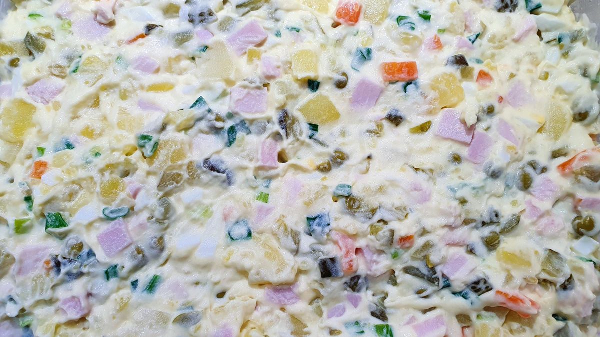 Czego nie dodawać do sałatki jarzynowej?