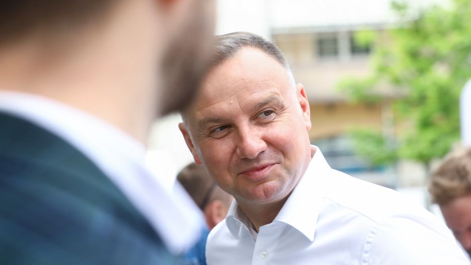 Warszawa, 14.06.2022. Prezydent RP Andrzej Duda włączył się w akcję oddawania krwi z okazji Światowego Dnia Krwiodawcy, 14 bm. w mobilnym punkcie poboru krwi przed Kościołem pw. Wniebowzięcia NMP i Świętego Józefa w Warszawie. (aldg) PAP/Rafał Guz