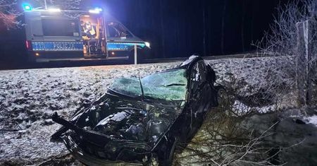 Olsztyn. 29-latek roztrzaskał auto o drzewa. Nie żyje