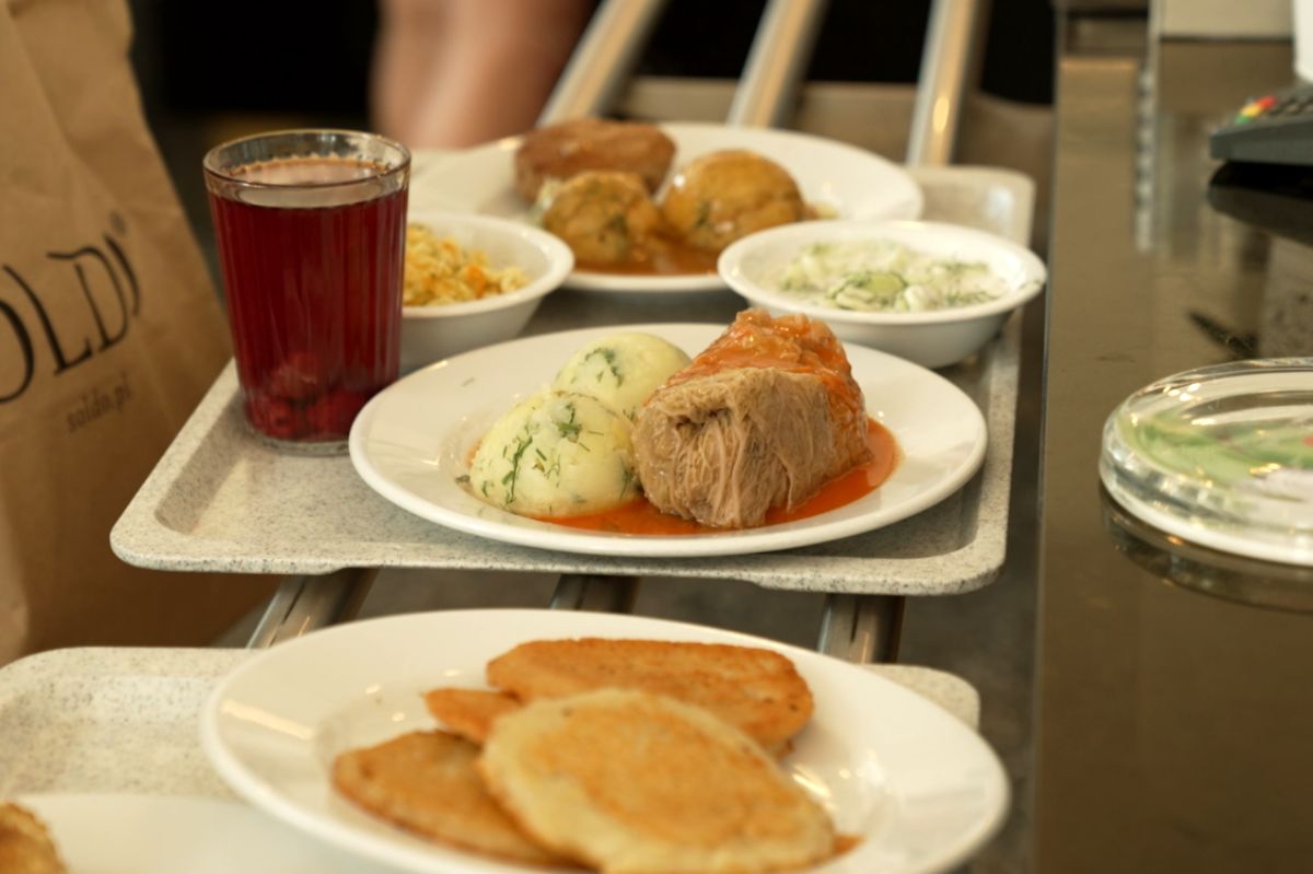 Turyści stoją w kolejkach, by zjeść w tym barze mlecznym. Cena za obiad robi wrażenie