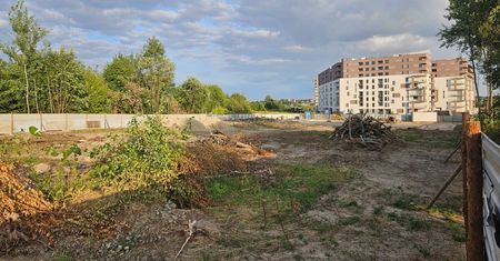 Teren został ogrodzony, obecnie są prowadzone prace porządkowe. Wkrótce ruszy budowa nowej Biedronki