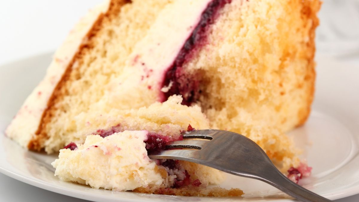 Ciasto z porzeczkami, kajmakiem i biszkoptem. Niezwykłe połączenie, które bosko smakuje