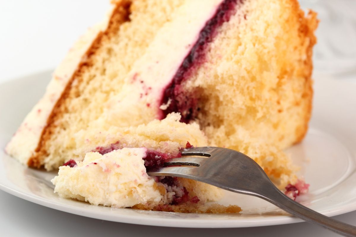 Cake with currants, dulce de leche, and sponge cake. An extraordinary combination that tastes divine.