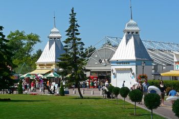 W Międzyzdrojach wakacje w pełni. Widać to na plaży i na promenadzie