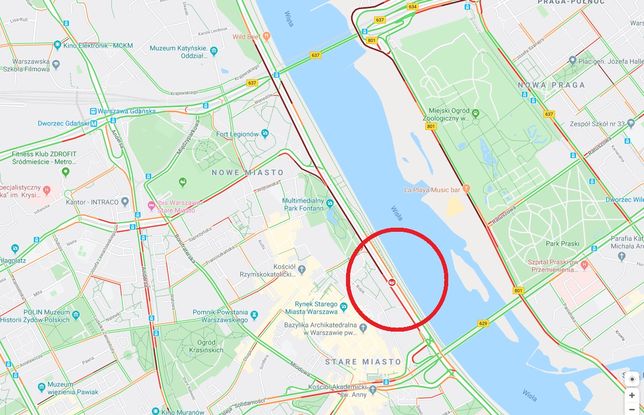 Warszawa. Wisłostrada zablokowana po wypadku. Policjanci w