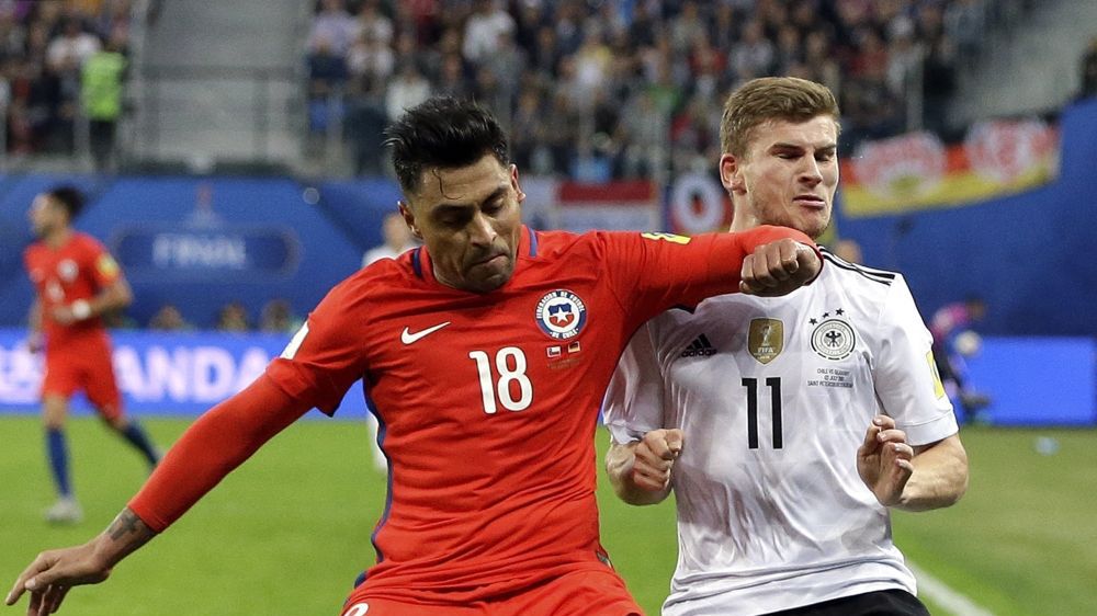 Gonzalo Jara (Chile) i Timo Werner (Niemcy)