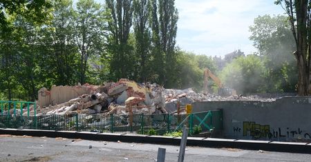 Trwa wyburzanie budynków dawnej fabryki Protektor. Na tym terenie powstaną nowe mieszkania