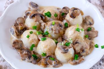 Wiele osób wzdryga się na samą myśl. Otoczona ziemniaczanym ciastem smakuje bosko