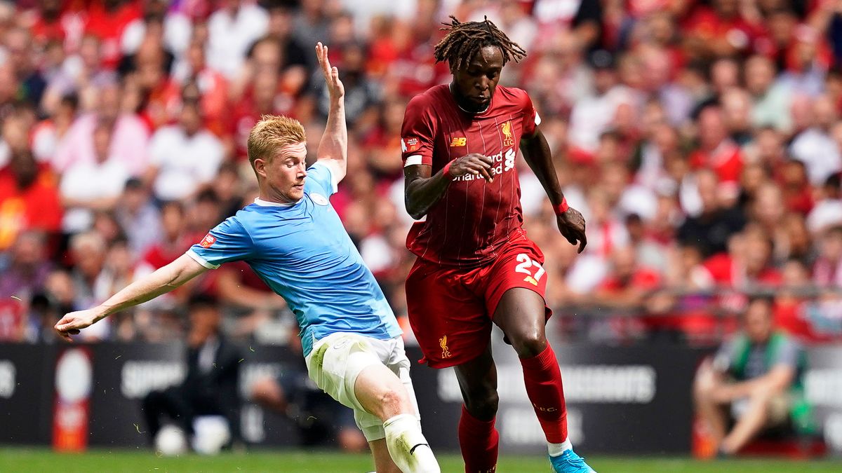 Kevin De Bruyne (z lewej) i Divock Origi (z prawej)