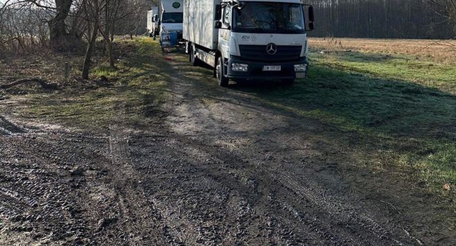 Dom produkcyjny rozjechał łąkę, kręcąc reklamę. "Nic nie zniszczyliśmy"