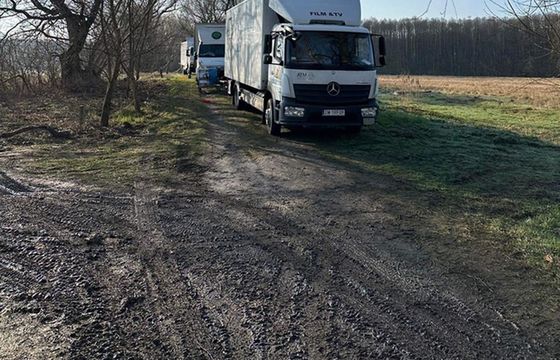 Dom produkcyjny rozjechał łąkę, kręcąc reklamę. "Nic nie zniszczyliśmy"