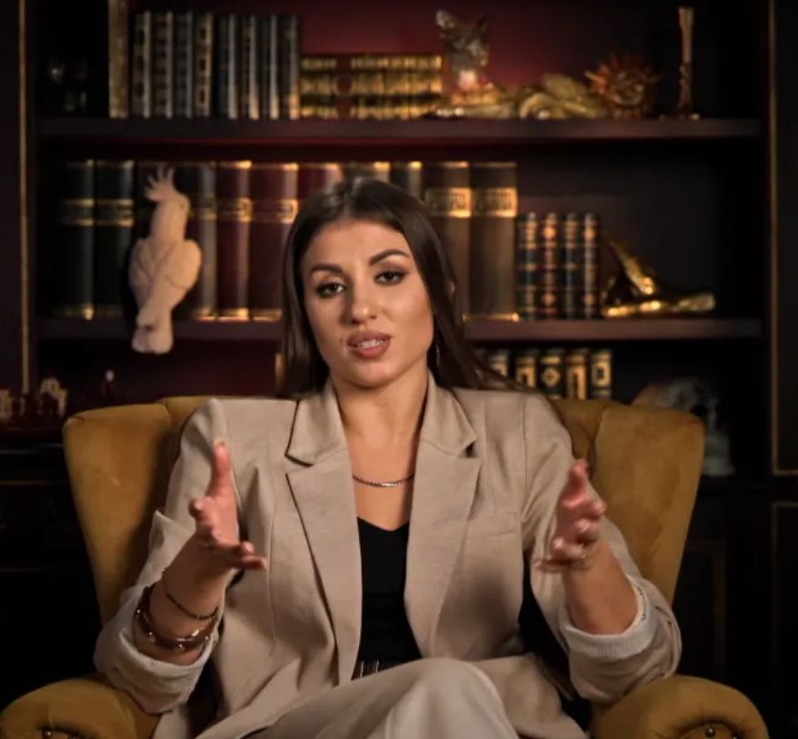 Iza z "The Traitors"