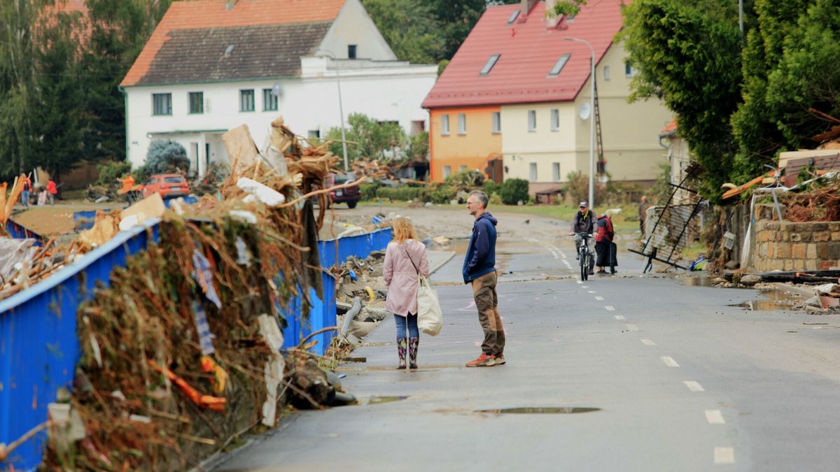 Miasta po przej?ciu fali powodziowej
17.09.2024 Ladek - Zdroj , woj. dolnoslaskie. N/z Usuwanie skutkow powodzi , rzeka Biala Ladecka

fot. Marcin Rutkiewicz/REPORTER
Marcin Rutkiewicz/REPORTER