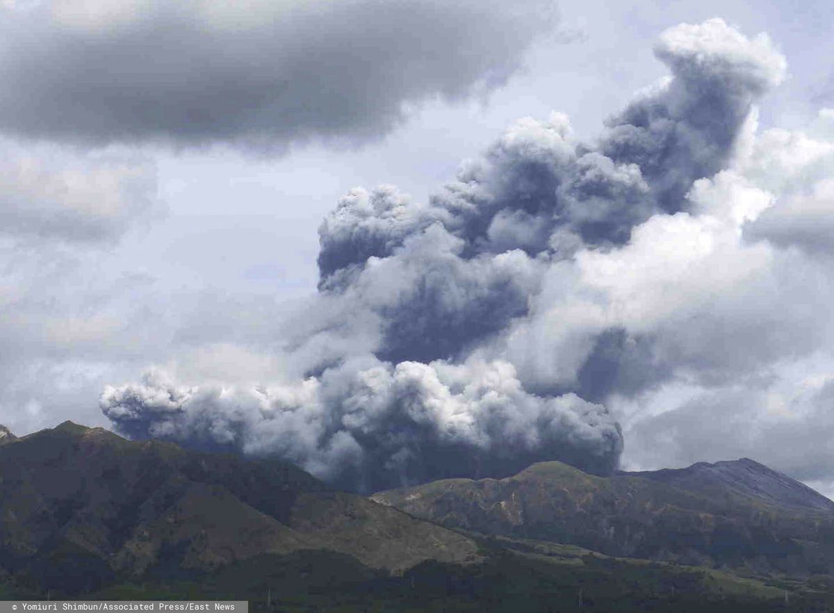 Popiół z wulkanu Aso wydobywa się na wysokość 3,5  tys. m 