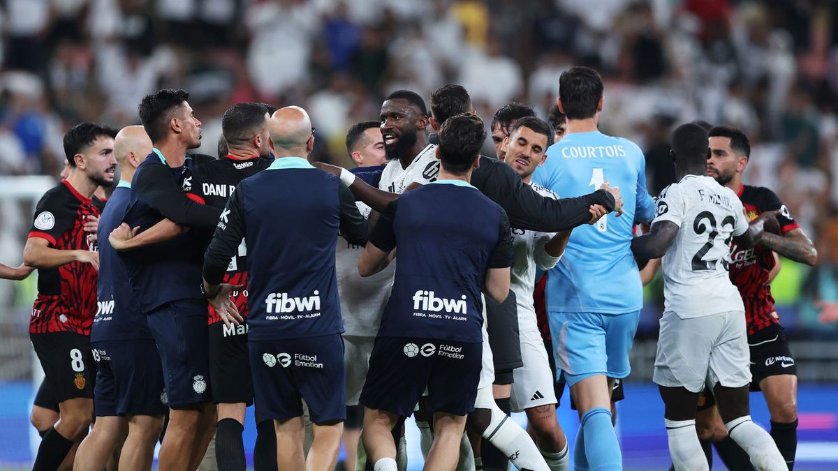 Getty Images / Yasser Bakhsh / Przepychanki pod koniec półfinału Superpucharu Hiszpanii