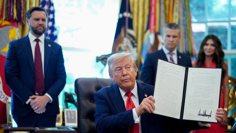 US President Donald Trump displays a signed executive order in the Oval Office of the White House in Washington, DC, USA, 25 August 2025. US President Donald Trump is signing two executive orders aiming to end cashless bail in Washington and nationwide, marking the latest move in the administration's agenda to crack down on crime. EPA/AL DRAGO / POOL Dostawca: PAP/EPA.
