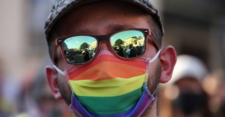 Powiesili tęczową flagę na Smoku Wawelskim. Mogą usłyszeć zarzuty