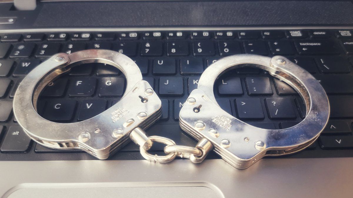 Kajdanki na klawiaturze laptopa