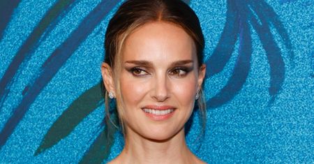 RZADKI WIDOK: Natalie Portman prezentuje SMUKŁĄ FIGURĘ na wczasach. Paparazzi sfotografowali ją w stroju kąpielowym na Mykonos (FOTO)