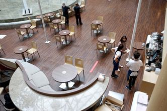 Część branż całkowicie sparaliżowana. Gowin mówi o "minimalnych obostrzeniach"