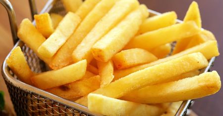 Kroję ziemniaki i dosypuję jeden składnik. Frytki wychodzą lepsze niż z McDonald's