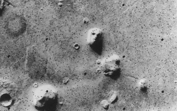 Iluzja marsjańskiej twarzy (Fot. Science.Discovery.com)