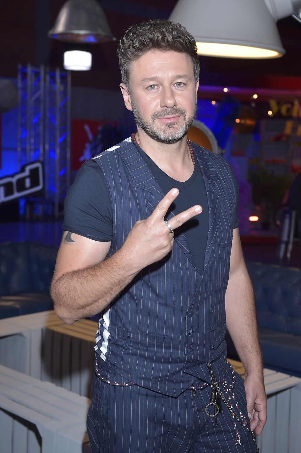 Andrzej Piaseczny "delikatnie" uderza w polityków w pierwszym singlu po urodzinowym nagraniu