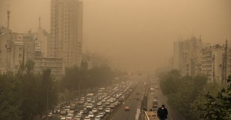 Teheran w chmurze trucizny – po nalotach na rafinerie mieszkańcy mają zostać w domach
