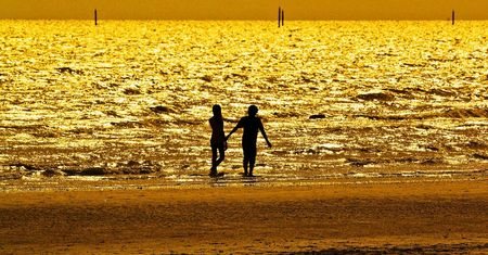 USA. Poszła z mężem na plażę. Chciał ją zakopać żywcem